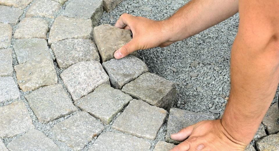 Układanie kostki granitowej
